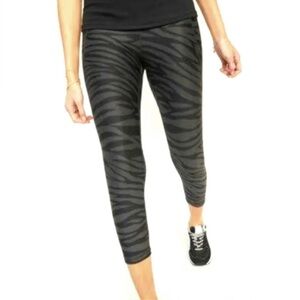 Women's Old Navy High Rise crop Elevate Animal Print. Size large.